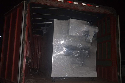 重慶客戶SMT設(shè)備專車送貨，貨到上門安裝調(diào)試