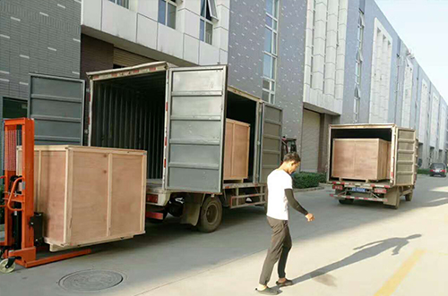 宜興客戶SMT設(shè)備專車送貨，貨到上門安裝調(diào)試