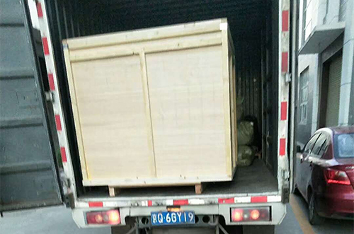 重慶客戶SMT設(shè)備專車送貨，貨到上門安裝調(diào)試