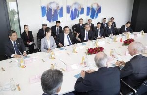 這芯片有啥奧秘，讓李克強端詳了這么久